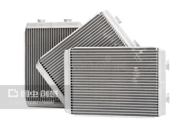 白色背景上的三個新的汽車散熱器爐子Three new automotive radiator stove on a white background